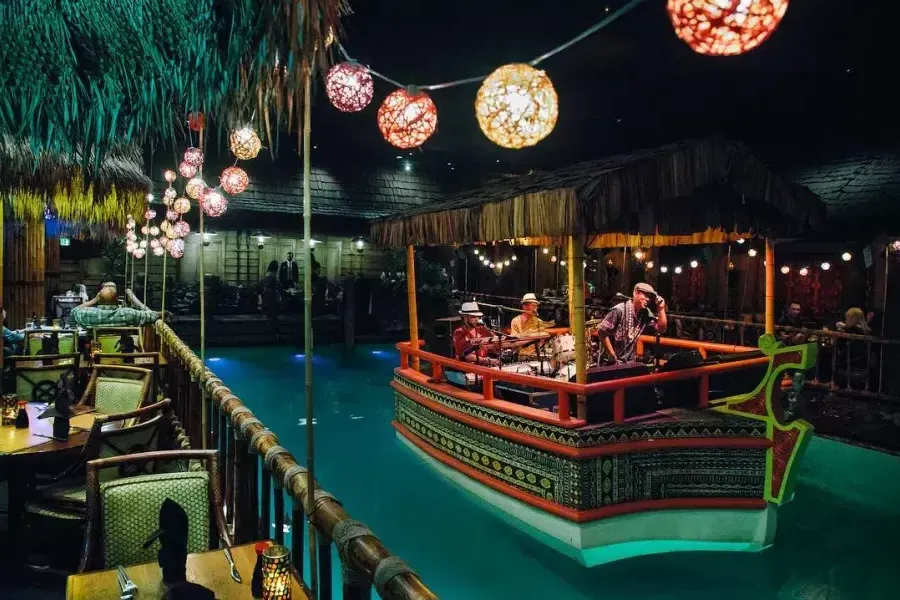 Die Hausband spielt in der Lagune des weltberühmten Tonga Room im Fairmont Hotel in San Francisco.