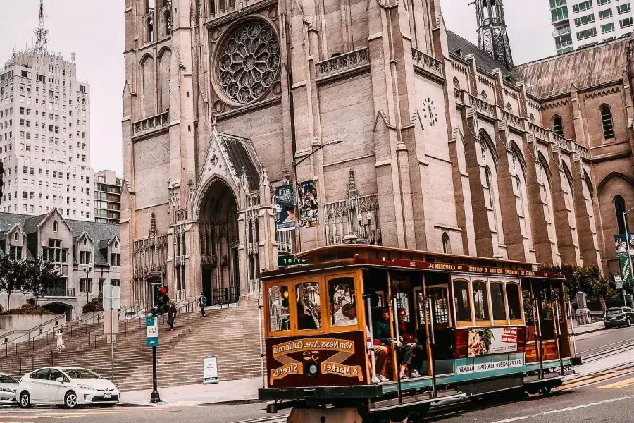 Cable Car an der Grace Cathedral vorbei