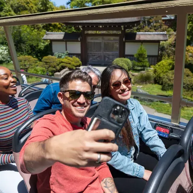 Hombre tomándose un selfie en un tour de Big Bus