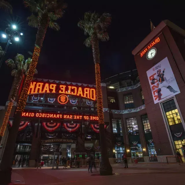 Entrada a la plaza Willie Mays del Oracle Park