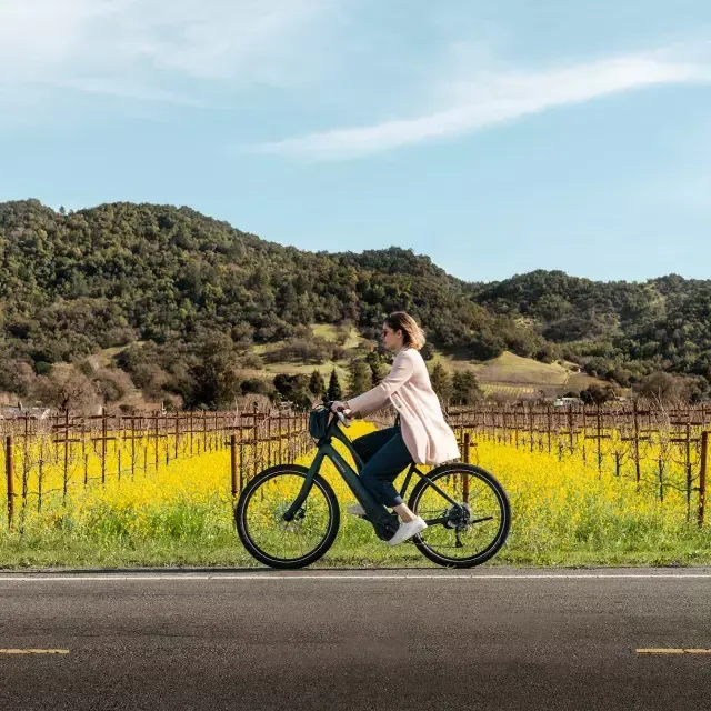 femme faisant du vélo à Napa