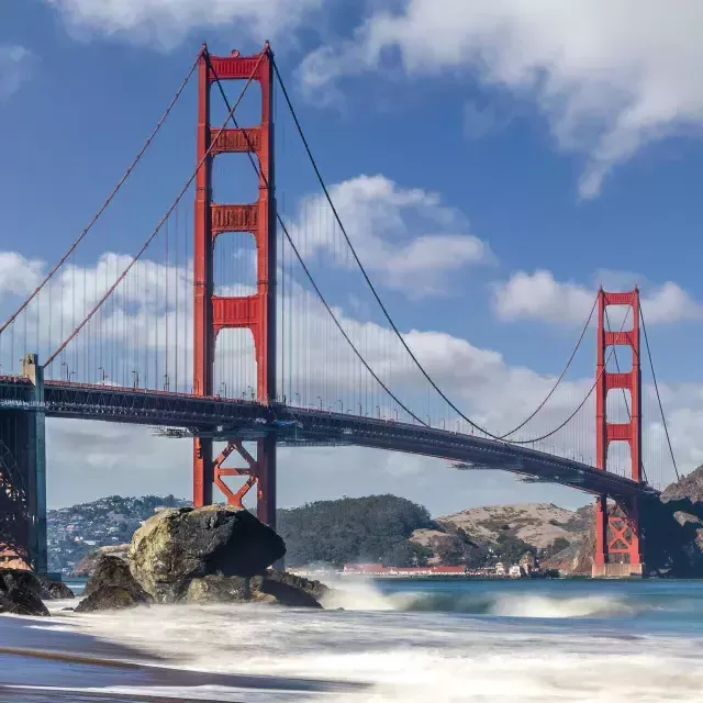 Uma foto da Ponte Golden Gate em um dia ensolarado. 